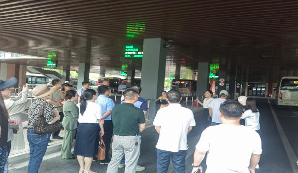 九里亭街道“公众开放月”暨“两代表一委员”视察活动-视察地铁九号线九亭站4号口公交枢纽站、社会化停车场